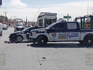 Conductora se pasa en rojo y choca con patrulla en avenida Tecnológico