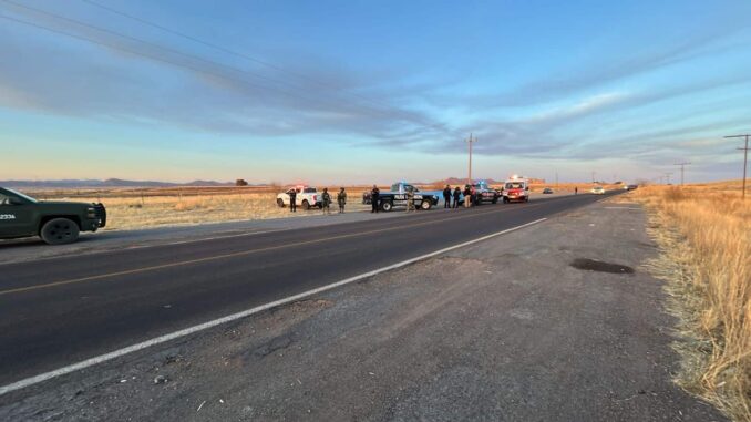 Investigan hallazgo de dos personas sin vida en la carretera Anáhuac a Riva Palacio