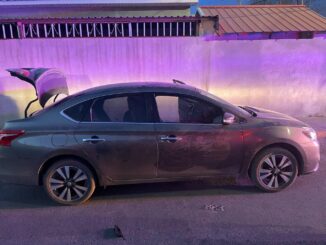 Recuperan vehículo robado, el hombre a bordo llevaba droga