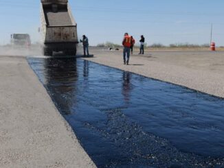 Arranca el riego de sello en la carretera a Las Cuevas para mejorar la conectividad rural