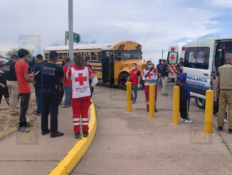 Camión escolar de secundaria de Delicias pasa por tope o bache y resultan alumnos lesionados