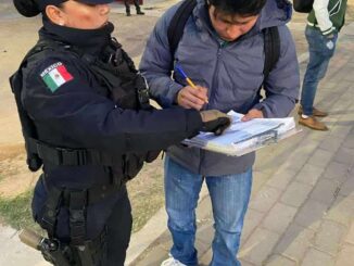 Distribuyen policías comunitarios material para prevenir violencia familiar