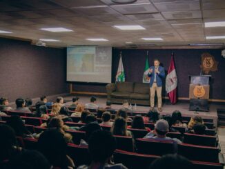 Exhorta alcalde Bonilla a universitarios de Juárez a informarse sobre las acciones de su gobierno