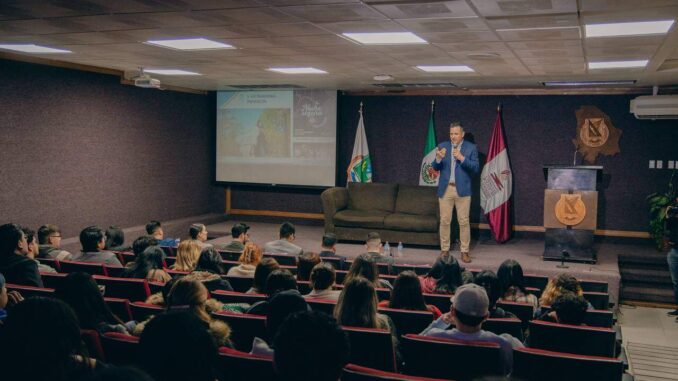 Exhorta alcalde Bonilla a universitarios de Juárez a informarse sobre las acciones de su gobierno