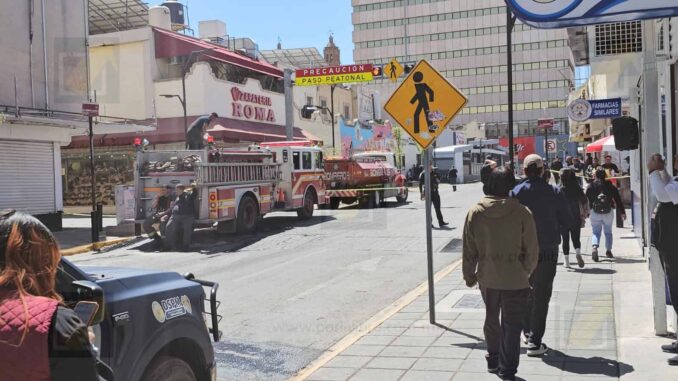 Controlan incendio en local comercial del centro de la ciudad; evacúan a 30 personas