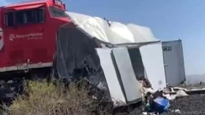 Choque entre el tren y un camión de carga en Saucillo deja dos muertos y un herido