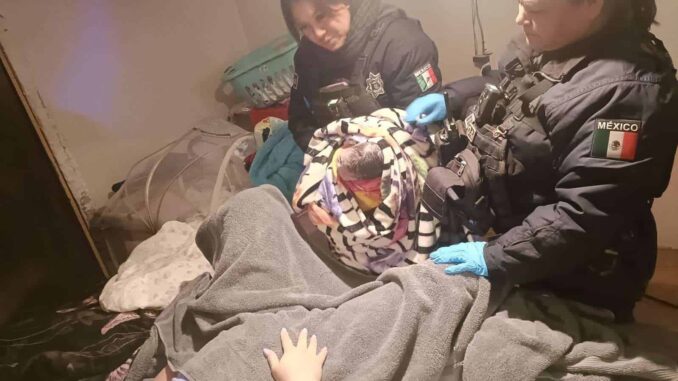 Apoya policías municipales a mujer que dio a luz en su vivienda