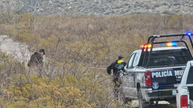 Hallan encobijado en camino de terracería en Aquiles Serdán
