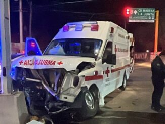 Choca ambulancia contra particular en cruce de Cuauhtémoc; tres lesionados