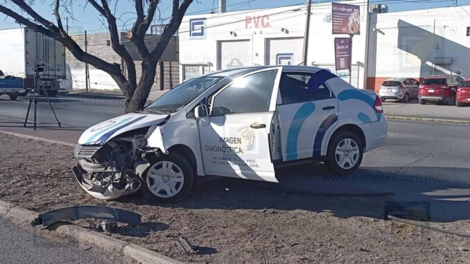 Conductor pierde el control y choca contra luminaria y árbol en avenida Tecnológico