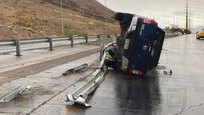 Conductor pierde el control y vuelca en carretera Chihuahua a Aldama
