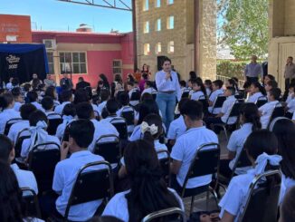 Entrega Jael $80 mil a escuela de su diputada infantil