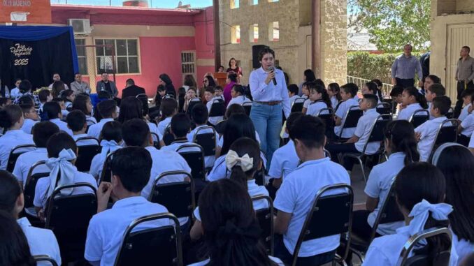 Entrega Jael $80 mil a escuela de su diputada infantil