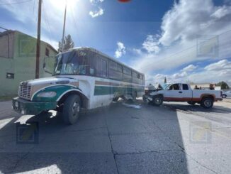 Usuarios testifican tras choque entre urbano y pickup en cruce de vialidades