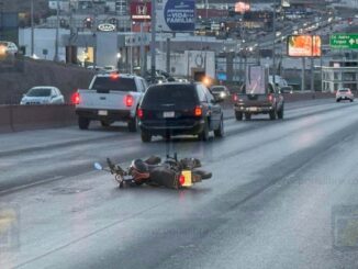 Pareja de motociclistas es derribada por los fuertes vientos en el Juventud