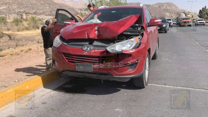 Unidad de Seguridad Pública invade carril, provoca choque y deja cuatro lesionados