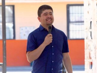 Reconoce Saúl Mireles a alumna del Parlamento Infantil y entrega apoyo a primaria de Cuauhtémoc