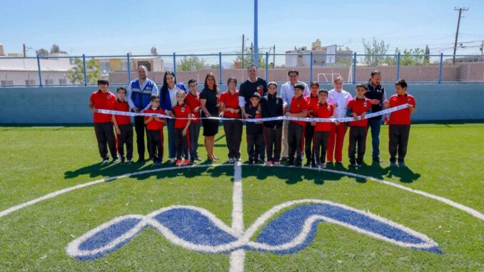 Entrega alcalde Bonilla cancha remodelada con pasto sintético en escuela Vicente Suárez