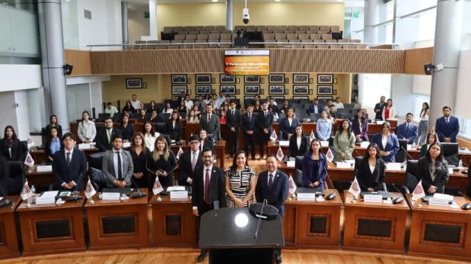 Jóvenes tienen posibilidad de cambiar Chihuahua: Joss Vega en Primer Parlamento Universitario