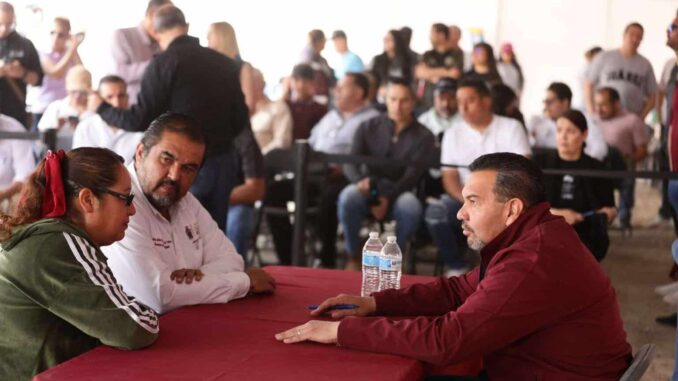 Atiende alcalde a vecinas y vecinos de la colonia Azteca