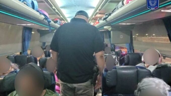 Revisa AEI camiones de pasajeros como parte de los operativo contra la trata de personas