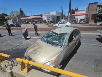 Circulaba a exceso de velocidad y vuelca en la Avenida La Cantera; lo trasladan al hospital