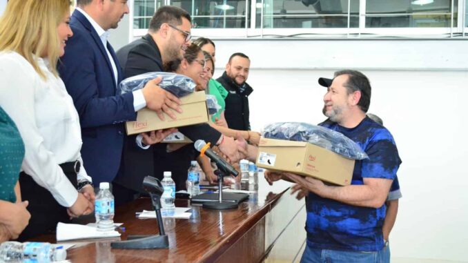 Realiza Congreso del Estado entrega de uniformes al personal