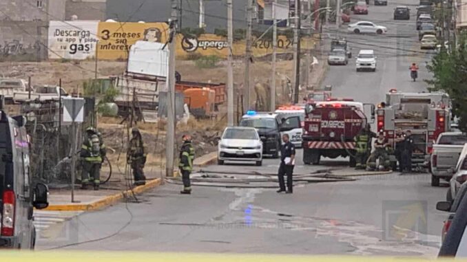 Incendio consume taller, 2 vehículos y dos más con daños; un hombre resulta herido
