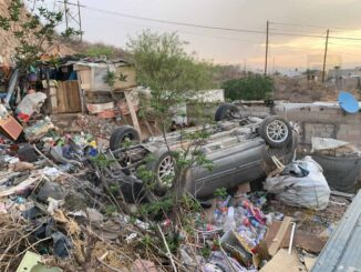 Conductora pierde el control y cae en barranco de la colonia Popular