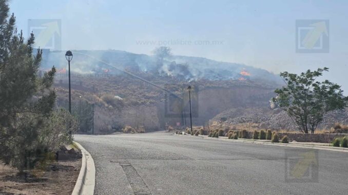 Incendio en un cerro cerca de un fraccionamiento moviliza a bomberos 