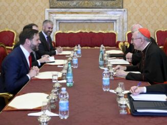 JD Vance se reúne con secretario de Estado vaticano; abordan temas de migración y presos