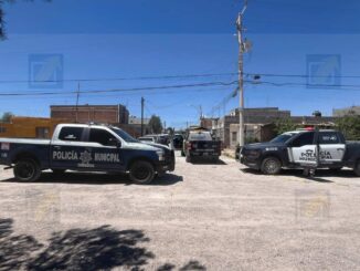 Joven se atrinchera en puesto de comida y amenaza con autolesionarse en la colonia Antorcha Popular