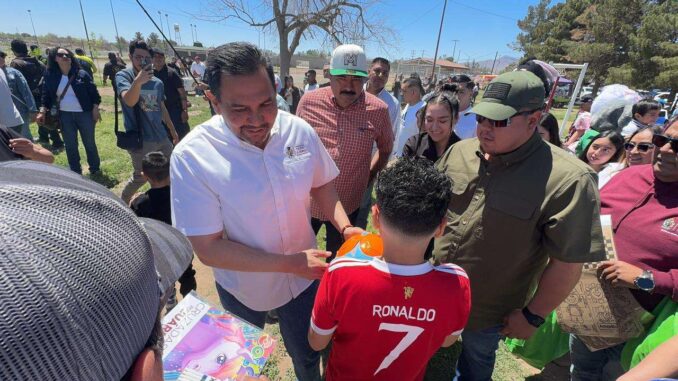 Convive alcalde con familias en El Chamizal