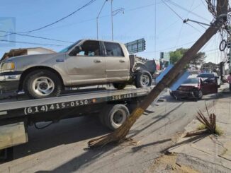 Ebrio provoca choque y derriba poste en Avenida Zaragoza