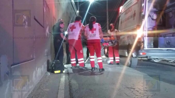 Mujer resulta herida tras lanzarse de un puente en estado de intoxicación