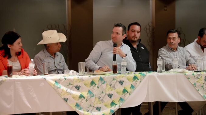 Comparte Marco Bonilla políticas de Chihuahua ante empresarios de Camargo