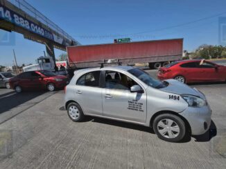 Choque entre tráiler y taxi deja una mujer con golpes leves en cruce de vialidad Sacramento 