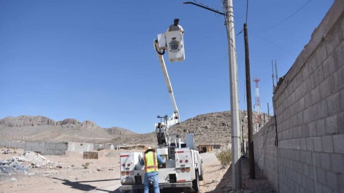 Iluminan colonia Villa Esperanza con lámparas LED