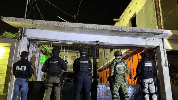 En operativos interinstitucionales, detienen a cinco; aseguran armas, droga, dinero y vehículos