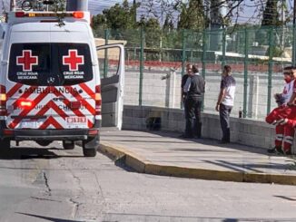 Fallece hombre en ambulancia frente a supermercado