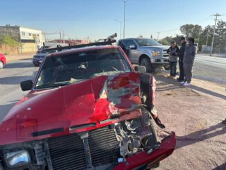 Dos choques en Juan Pablo II; el primero contra luminaria y seguido otro con una base de concreto