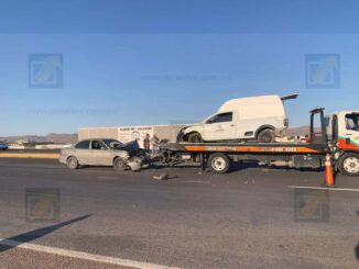 Vuelca pick up tras choque alcance en la carretera a Juárez