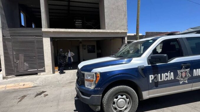 Detienen a hombre por alterar el orden público; lo señalan de robo a puesto de comida
