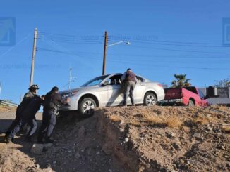 Vehículo queda al borde del barranco en parque de la colonia Emiliano Zapata
