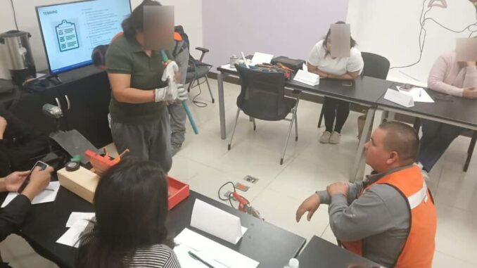 Imparte CEJUM taller a usuarias sobre habilidades básicas en mantenimiento