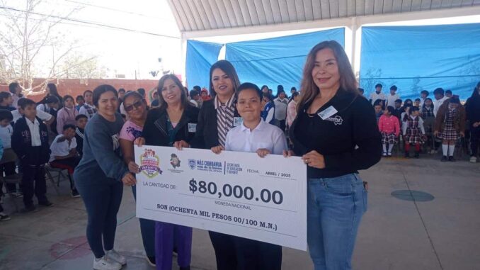 María Antonieta Pérez entrega apoyo económico a la primaria por el Día del Niño