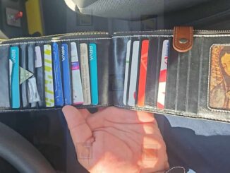 Elemento de seguridad privada devuelve cartera extraviada en la vía pública