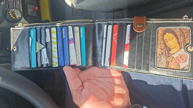 Elemento de seguridad privada devuelve cartera extraviada en la vía pública