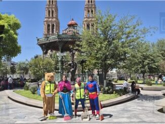 Personal del Municipio limpian Plaza de Armas disfrazados de superhéroes por Día de la Niñez