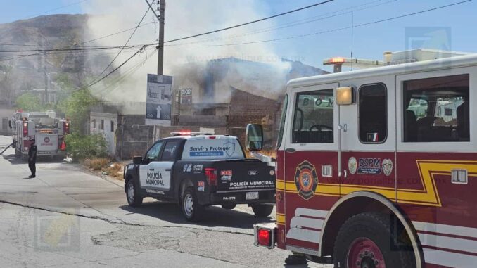 Incendio consume tapia de dos pisos en Barrio del Norte; no hubo lesionados